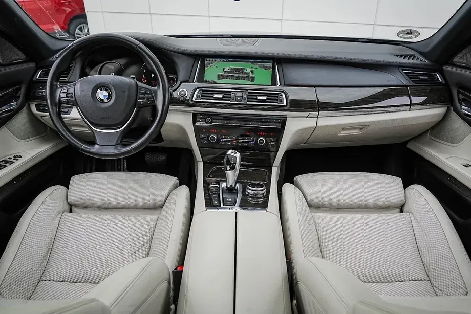 BMW Seria 7 750i xDrive Edition Exclusive — imagine 3