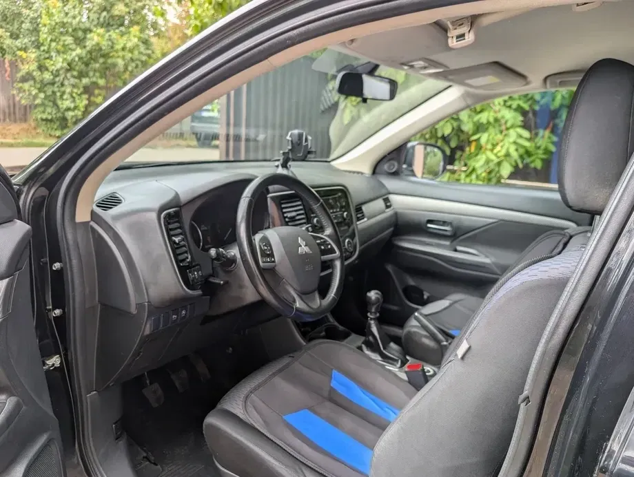 Mitsubishi Outlander III 2.2 DI-D 4WD Intense — imagine 5