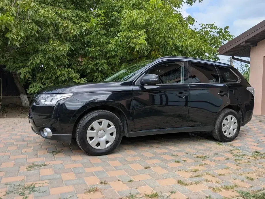 Mitsubishi Outlander III 2.2 DI-D 4WD Intense — imagine 3