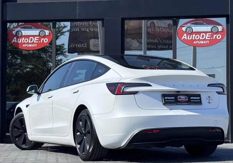 Tesla Model 3 — imagine 4