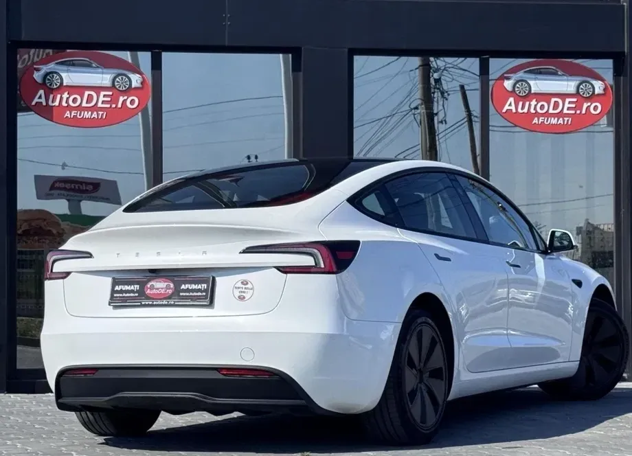 Tesla Model 3 — imagine 3