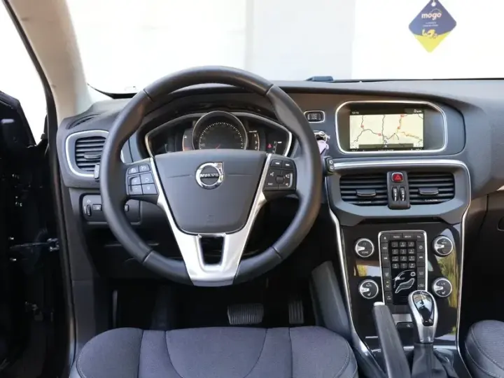 Volvo V40 II