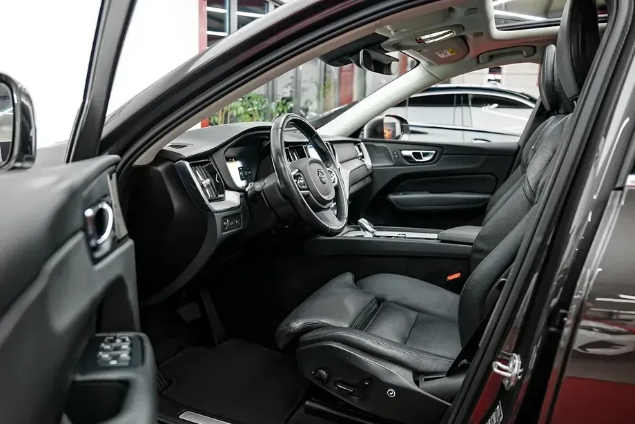Volvo XC 60 II Recharge T6 Twin Engine eAWD Inscription Expression — imagine 4