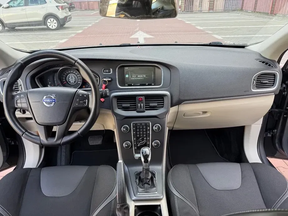 Volvo V40 D2 Powershift Momentum — imagine 5
