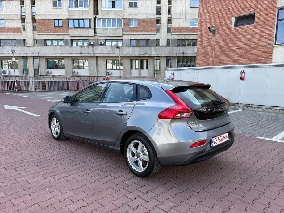 Volvo V40 D2 Powershift Momentum — imagine 2