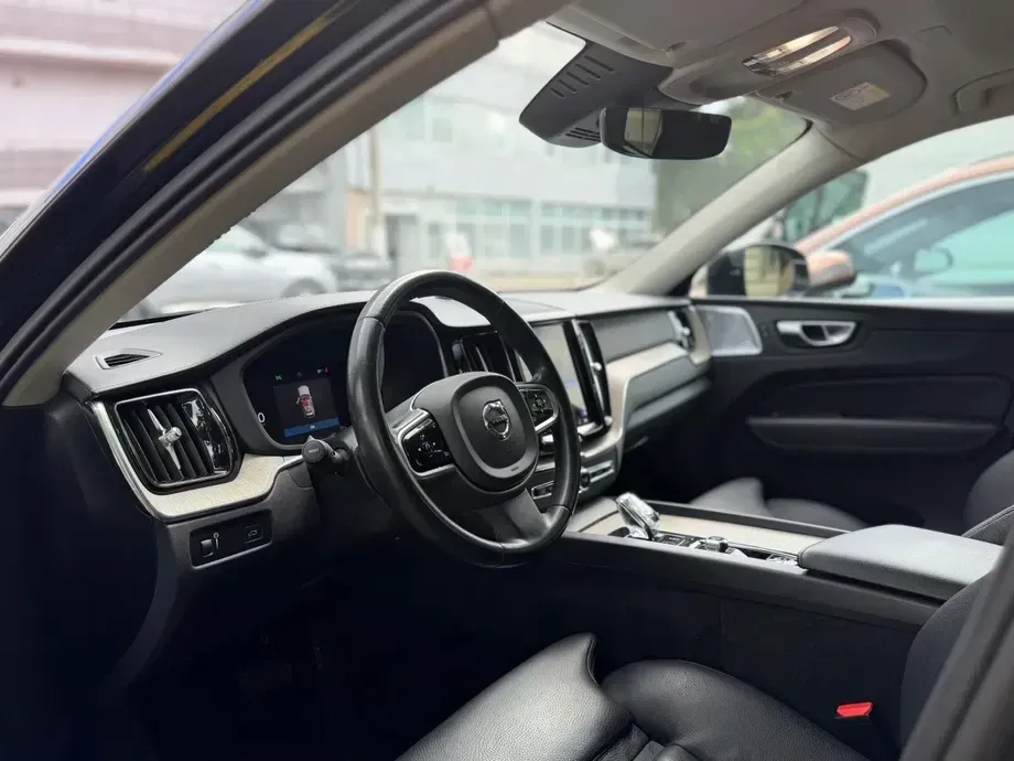 Volvo XC 60 B4 MHEV AT8 AWD Inscription — imagine 2