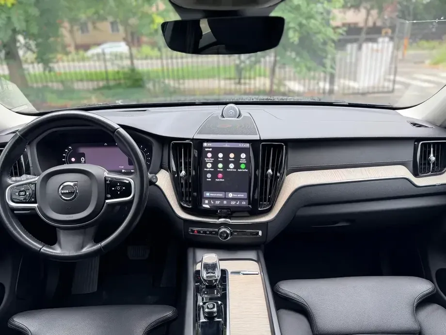 Volvo XC 60 B4 MHEV AT8 AWD Inscription — imagine 4