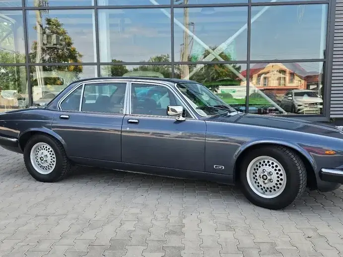 Jaguar XJ