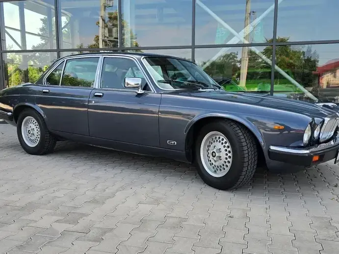 Jaguar XJ