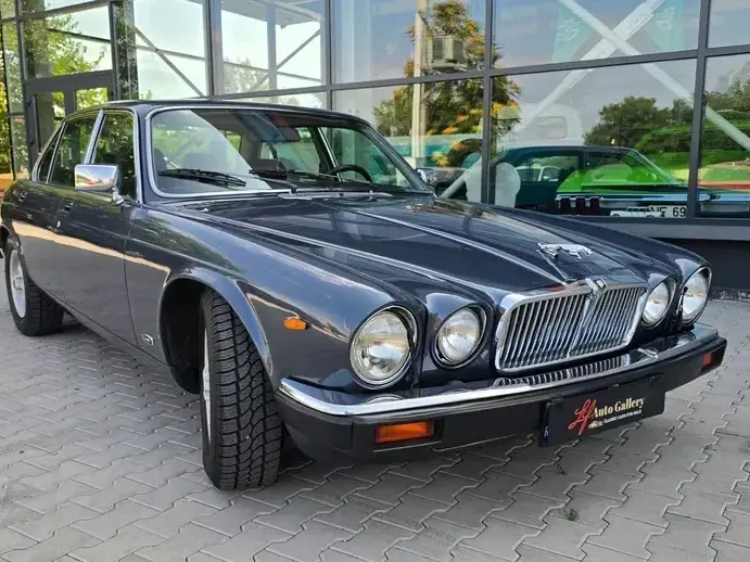 Jaguar XJ