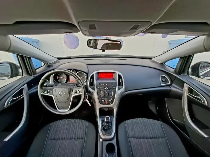 Opel Astra J 1.7 CDTI DPF Design Edition