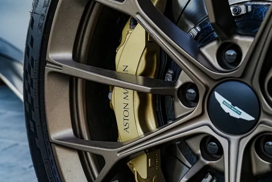 Aston Martin V8 Vantage — imagine 4