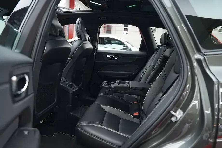 Volvo XC 60 II T8 Twin Engine AWD Geartronic RDesign — imagine 6