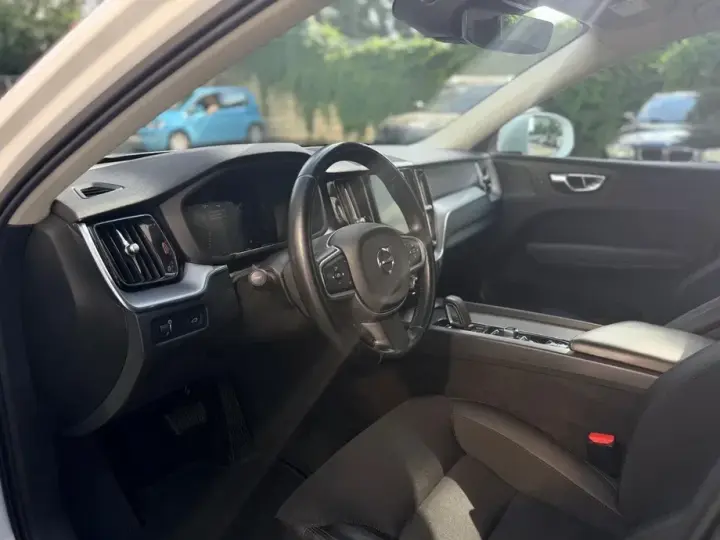 Volvo XC 60 B4 MHEV AT8 AWD Momentum Pro
