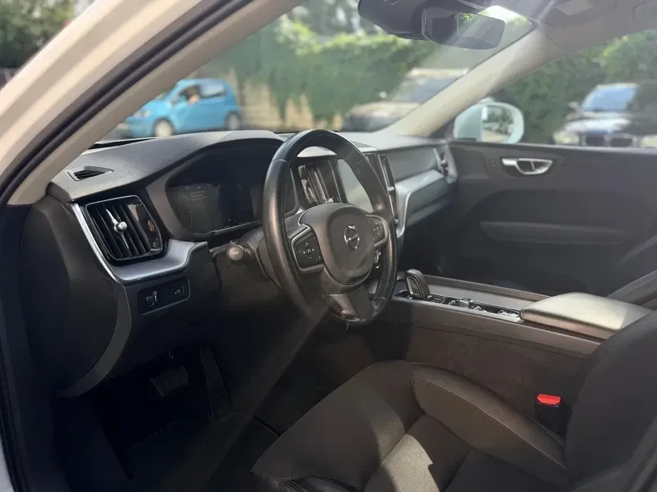 Volvo XC 60 B4 MHEV AT8 AWD Momentum Pro — imagine 2