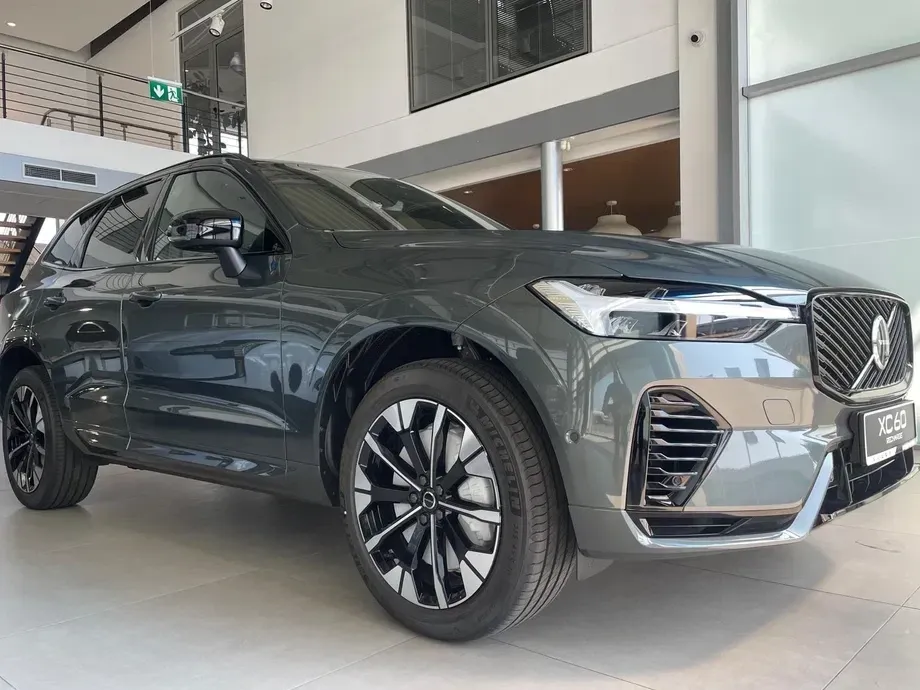 Volvo XC 60 II T6 AWD Recharge Plus Dark — imagine 3