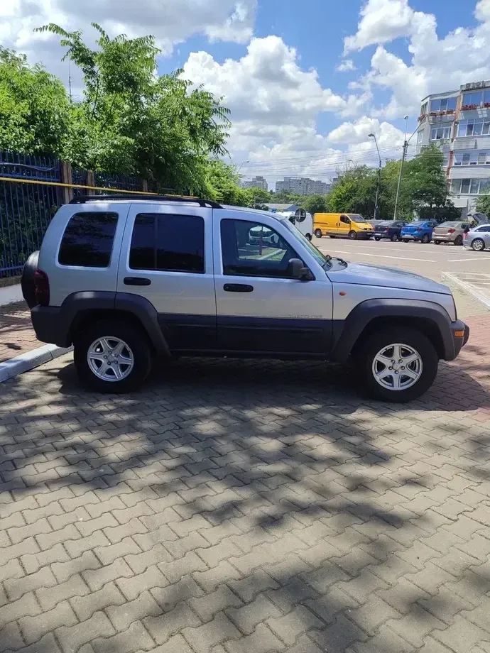 Jeep Cherokee — imagine 5