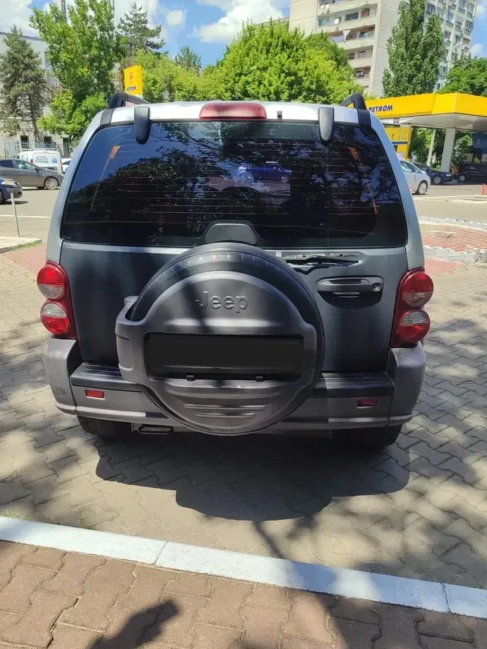 Jeep Cherokee — imagine 4