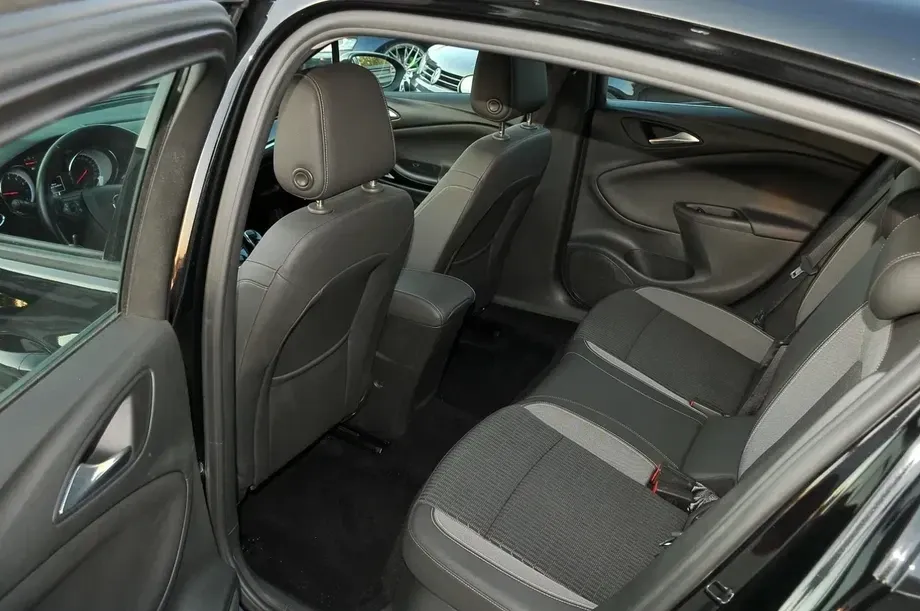 Opel Astra L 1.2 Turbo Business Edition — imagine 6