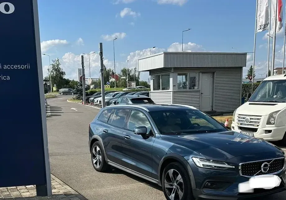 Volvo V60 II B4 MHEV AT AWD Ultimate Bright — imagine 4