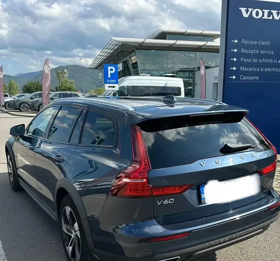 Volvo V60 II B4 MHEV AT AWD Ultimate Bright — imagine 3