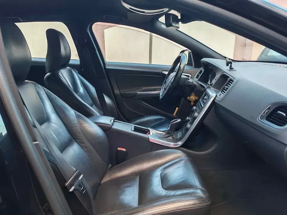 Volvo V60 I D6 Plug-In-Hybrid AWD Geartronic Momentum — imagine 4