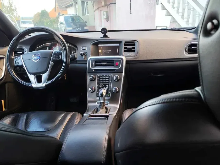 Volvo V60 I D6 Plug-In-Hybrid AWD Geartronic Momentum — imagine 6