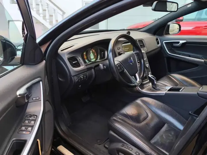 Volvo V60 I D6 Plug-In-Hybrid AWD Geartronic Momentum
