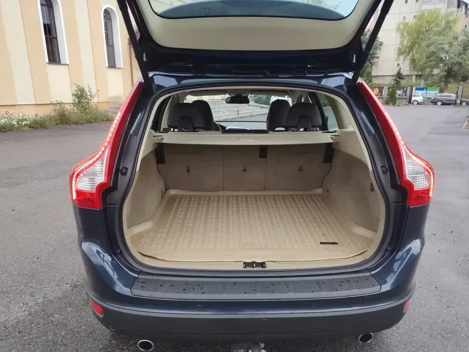 Volvo XC 60 D4 AWD Rdesign — imagine 4