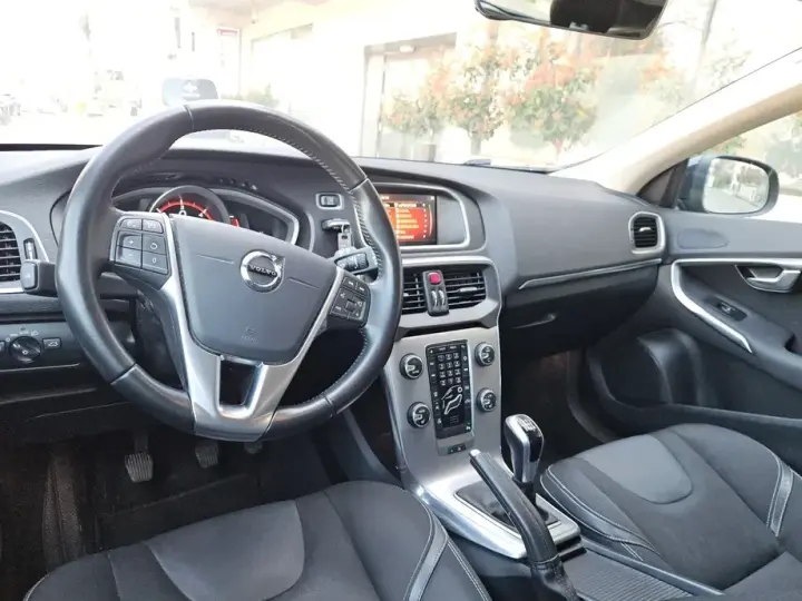 Volvo V40 II D2
