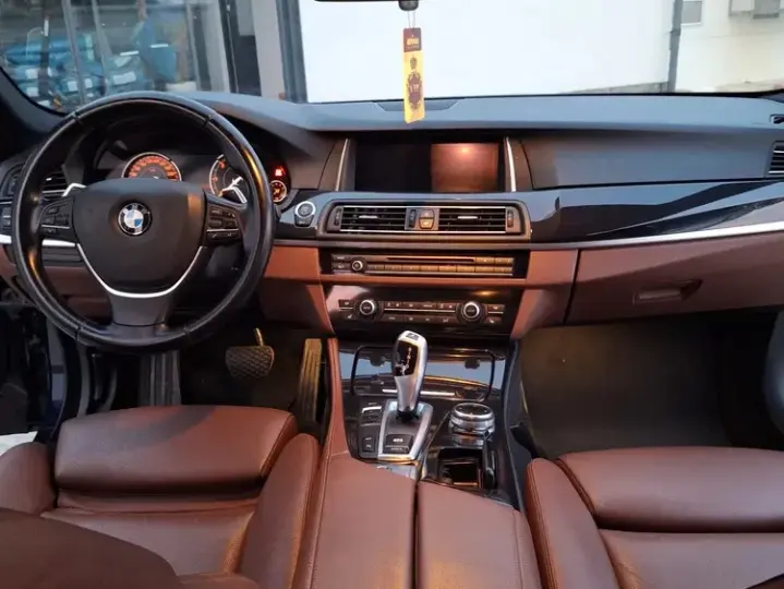 BMW Seria 5 F10/F11/F07 [2010 - 2017] 520d Aut. Luxury Line