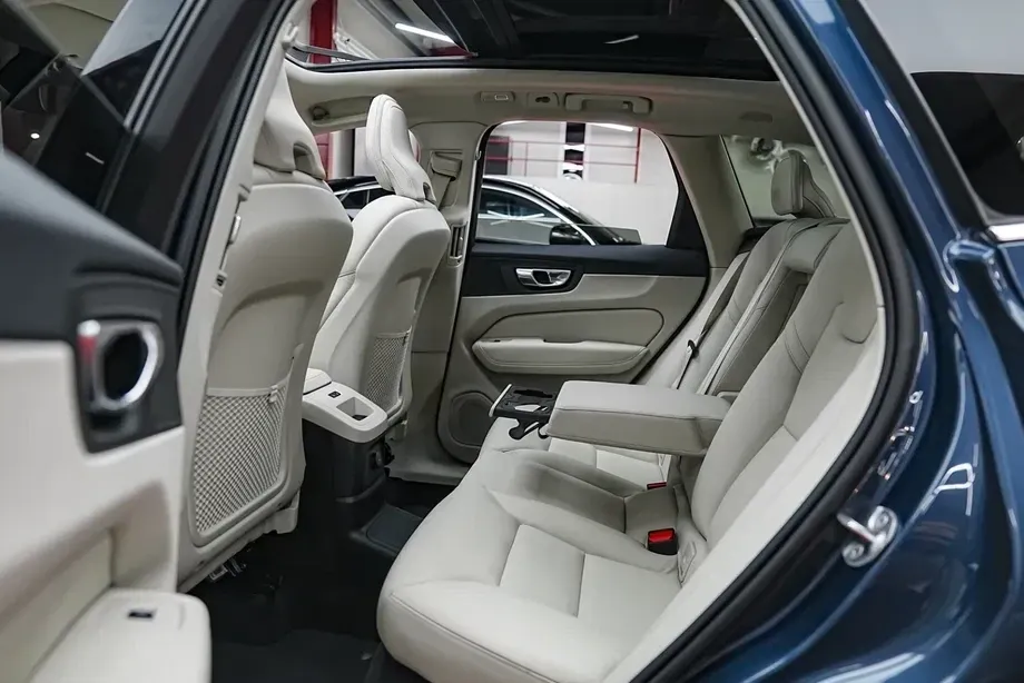 Volvo XC 60 T6 AWD Recharge Geartronic Inscription — imagine 6