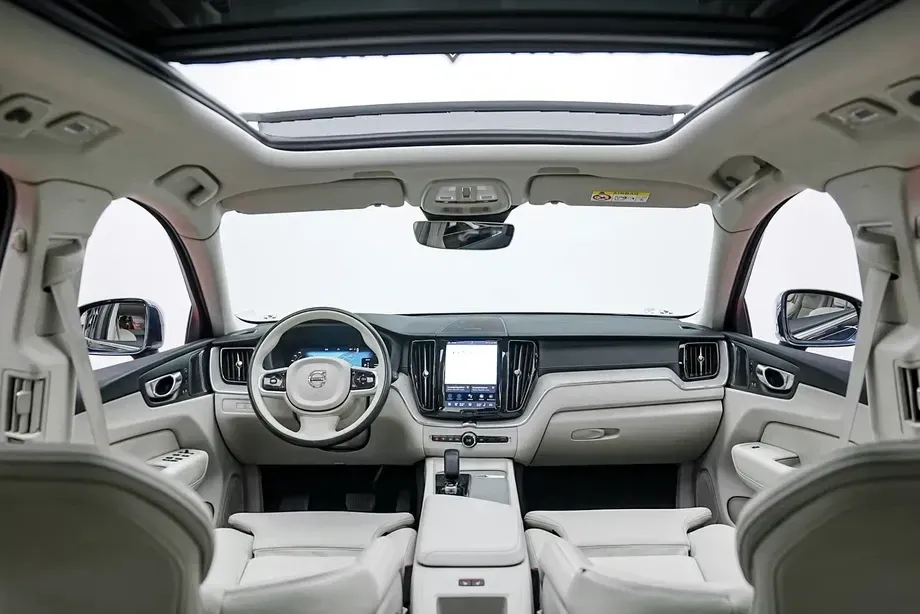 Volvo XC 60 T6 AWD Recharge Geartronic Inscription — imagine 2