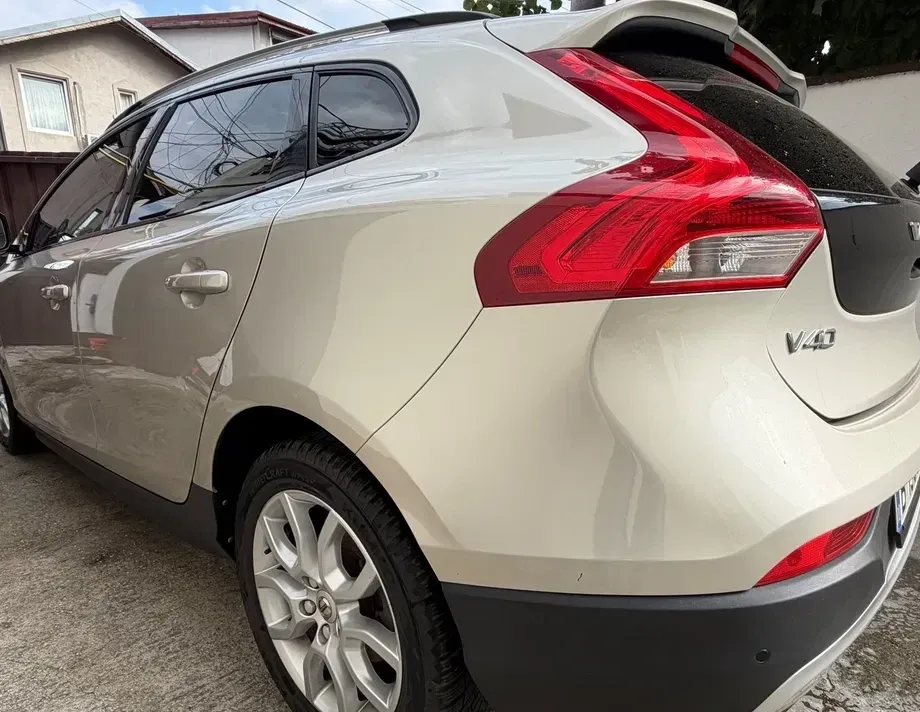 Volvo V40 II D3 Summum — imagine 4