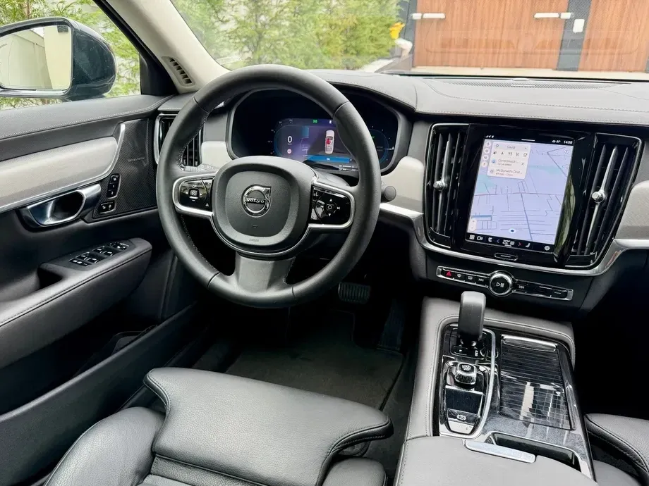 Volvo S90 Recharge T8 AWD Core — imagine 5