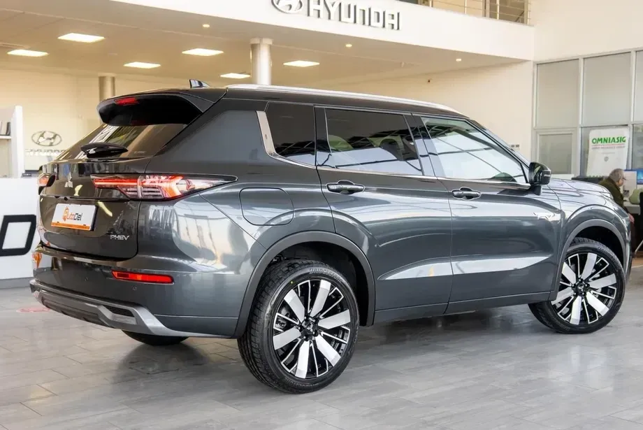 Mitsubishi Outlander — imagine 4