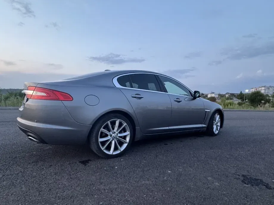 Jaguar XF 2.2D Portfolio — imagine 4