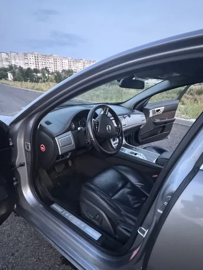 Jaguar XF 2.2D Portfolio — imagine 5