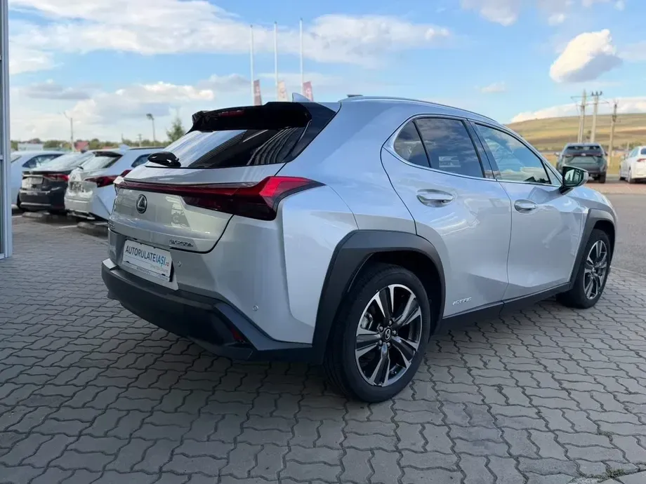 Lexus UX 250h Business Edition — imagine 3