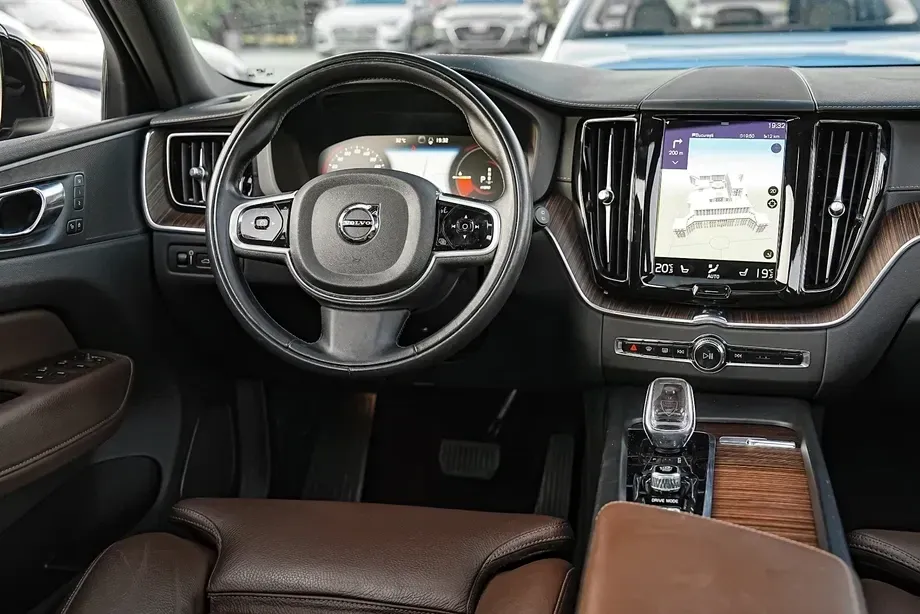 Volvo XC 60 Recharge T6 Twin Engine eAWD Inscription Expression — imagine 4
