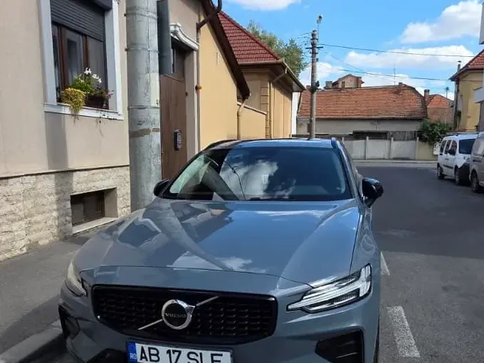 Volvo V60 II B4 MHEV AT Plus Dark