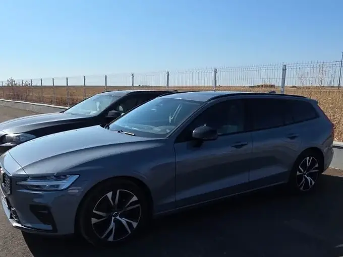 Volvo V60 II B4 MHEV AT Plus Dark