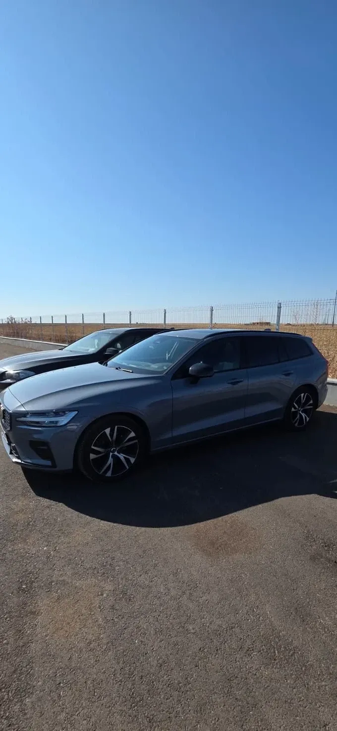 Volvo V60 II B4 MHEV AT Plus Dark — imagine 2