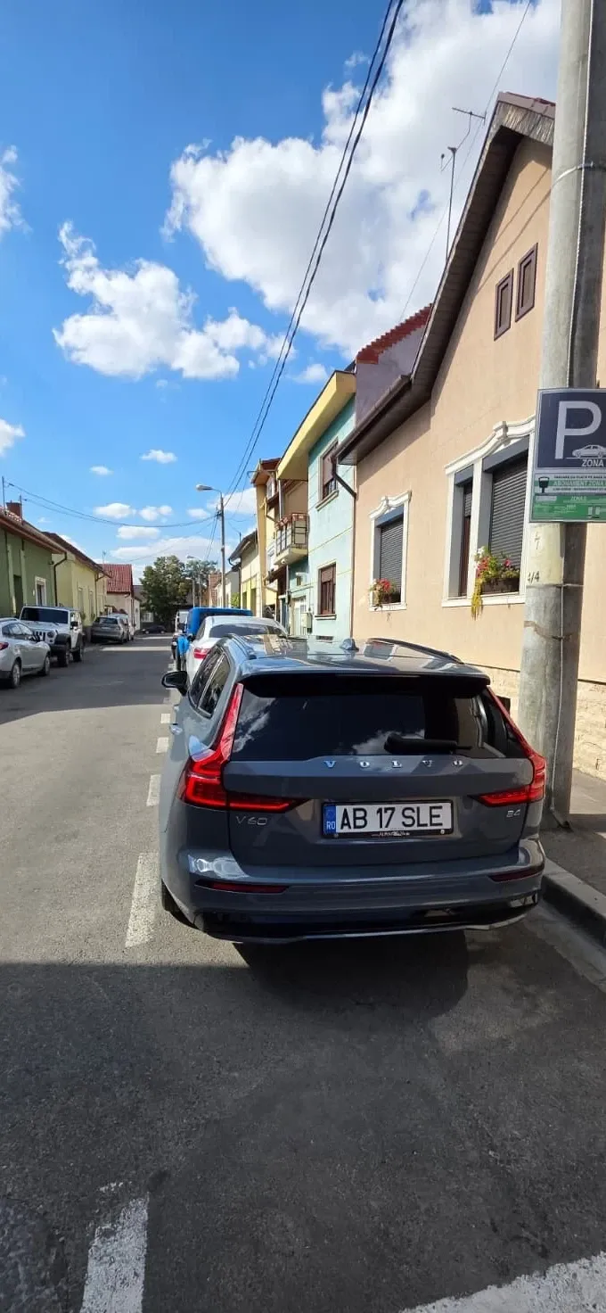 Volvo V60 II B4 MHEV AT Plus Dark — imagine 3