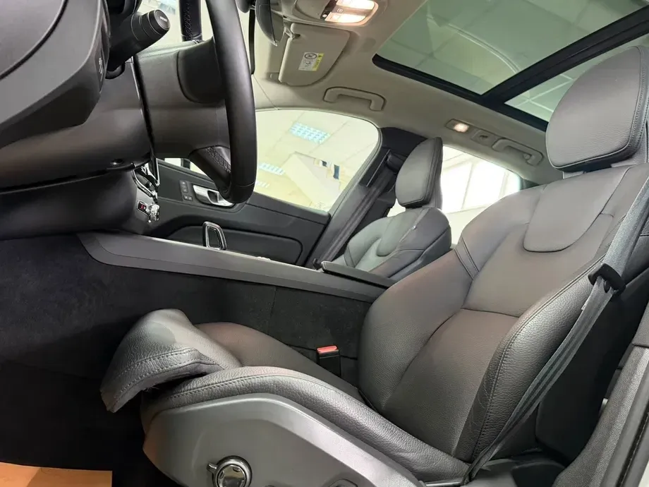 Volvo XC 60 T8 AWD Plus Dark — imagine 5