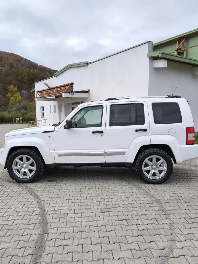 Jeep Cherokee — imagine 4