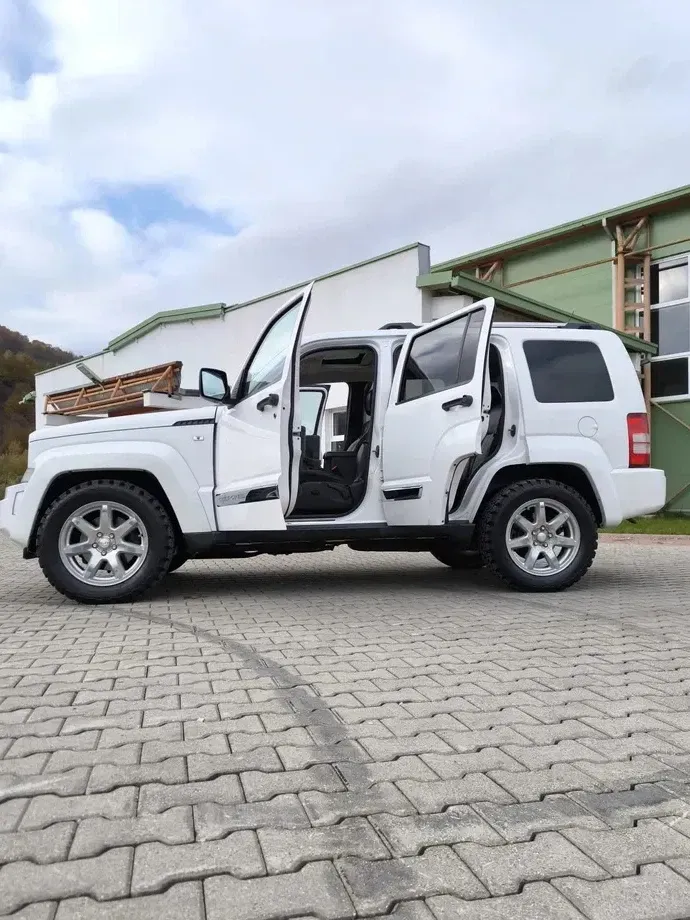 Jeep Cherokee — imagine 5