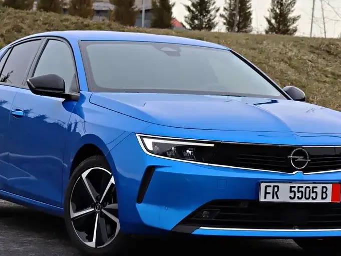 Opel Astra L 1.6L Turbo PHEV AT8 Business Edition