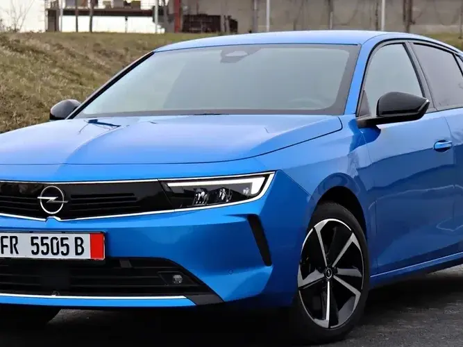 Opel Astra L 1.6L Turbo PHEV AT8 Business Edition