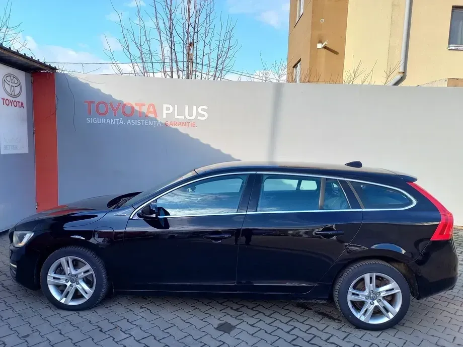 Volvo V60 D6 Plug-In-Hybrid AWD Geartronic Momentum — imagine 6